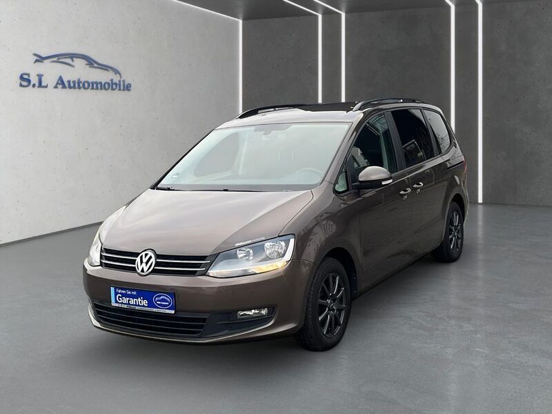 Braun Gebraucht 2013 VW Sharan Trendline Van / Kleinbus | 7.990 € - Bild 1/4