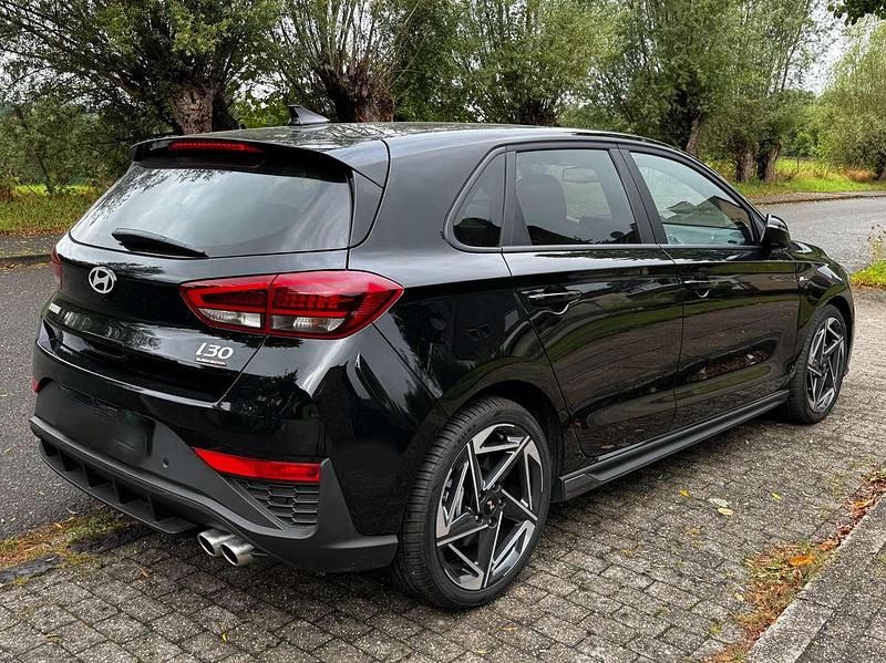 Schwarz Gebraucht 2024 Hyundai i30 N Line Limousine | 27.450 € (Fairer Preis) - Bild 1/4