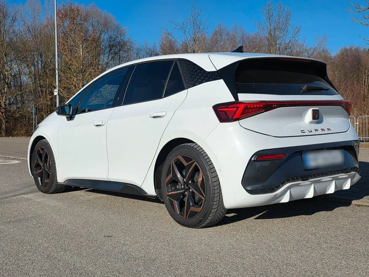 Używany Cupra Born 169 kW (231 KM) 2023 Biały Hatchback