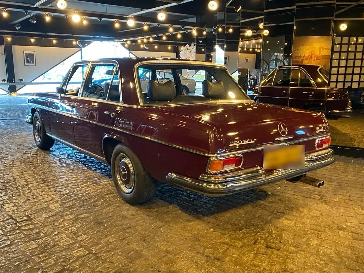 Gebraucht Mercedes 300 250 PS (183 kW) 1972 Rot Limousine