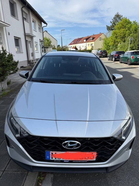 Silber Gebraucht 2021 Hyundai i20 Select Limousine | 12.500 € (Superpreis) - Bild 1/4