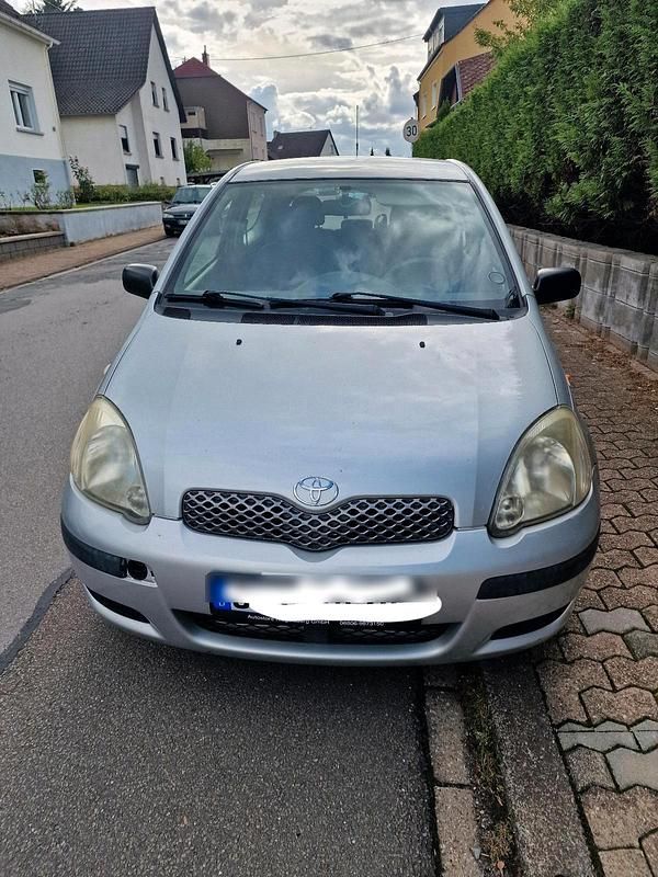 Silber Gebraucht 2003 Toyota Yaris Kleinwagen | 699 € - Bild 1/4