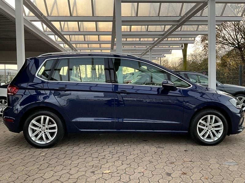 Blau Gebraucht 2018 VW Golf VII Highline Kleinwagen | 13.950 € (Superpreis) - Bild 1/4