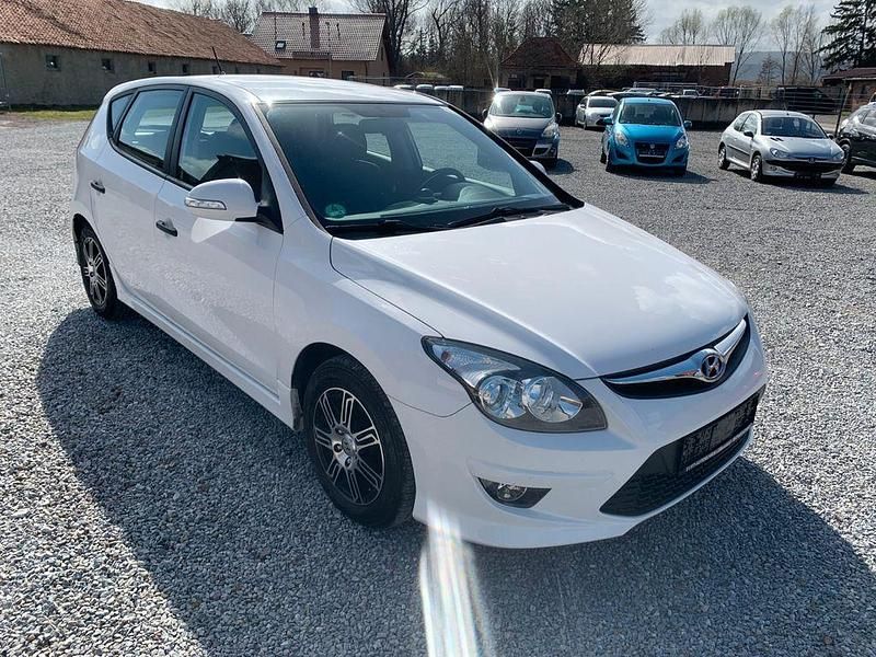 Gebraucht Hyundai i30 Classic 90 PS (66 kW) 2012 Weiß Limousine
