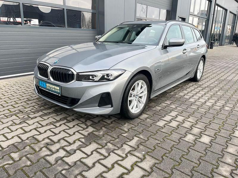 Grau Gebraucht 2022 BMW 320e Kombi | 26.980 € (Guter Preis) - Bild 1/3