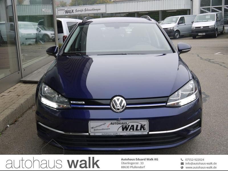 Atlantik blue metallic Gebraucht 2020 VW Golf VIII Comfortline Kombi | 17.690 € (Fairer Preis) - Bild 1/4