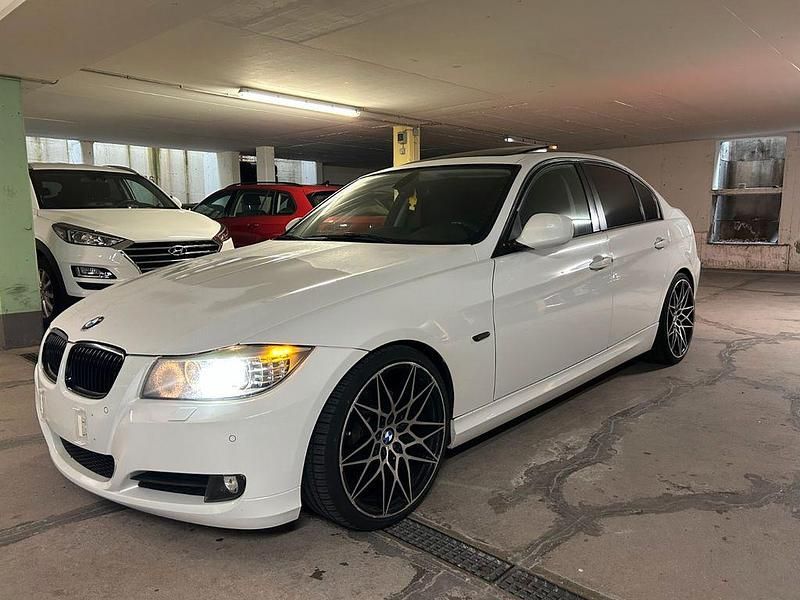 Weiß Gebraucht 2011 BMW 320 Sport Line Limousine | 4.900 € (Superpreis) - Bild 1/4