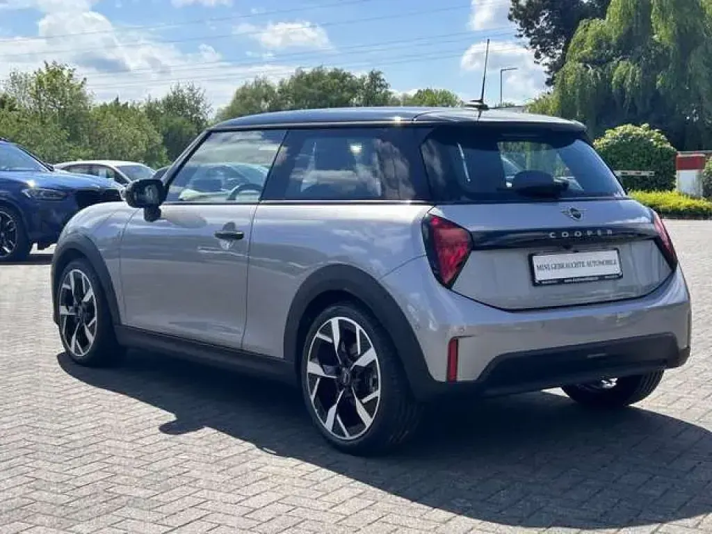 Gebraucht Mini Cooper Favoured 156 PS (114 kW) 2024 Melting silver iii (metallic) Kleinwagen
