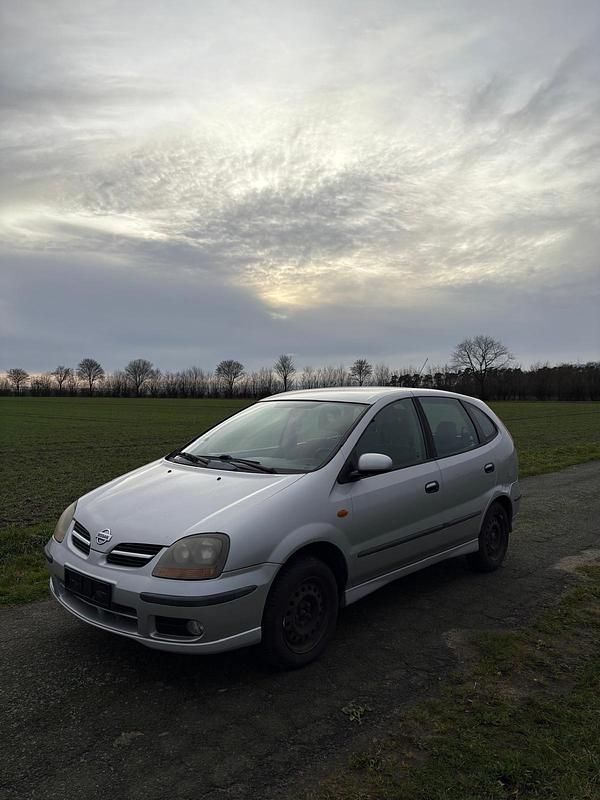 Silber Gebraucht 2002 Nissan Almera Tino Van / Kleinbus | 1.400 € (Guter Preis) - Bild 1/4
