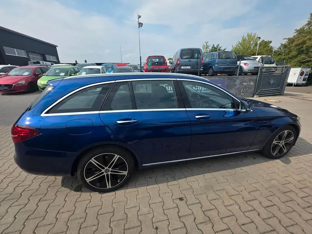Gebraucht Mercedes C300 194 PS (142 kW) 2019 Blau Limousine