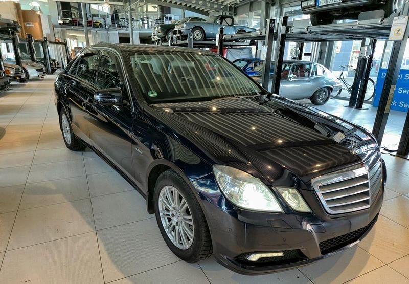 Gebraucht Mercedes E220 Elegance 170 PS (125 kW) 2010 Blau Limousine