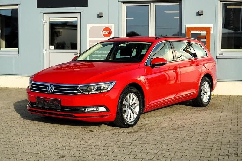 Gebraucht VW Passat Comfortline 120 PS (88 kW) 2018 Rot Kombi