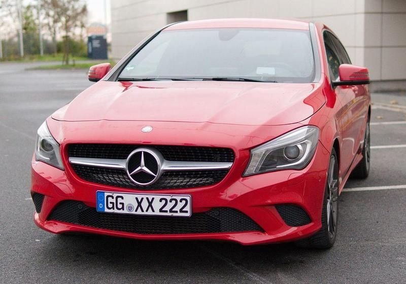Rot Gebraucht 2015 Mercedes CLA250 Shooting Brake Kombi | 16.580 € (Superpreis) - Bild 1/4