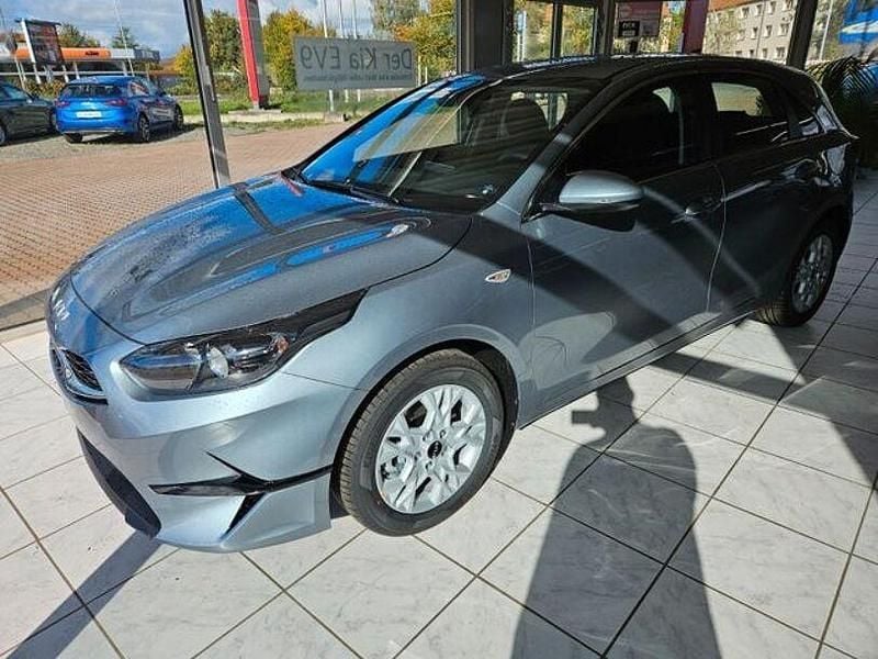 Neu Kia Ceed Vision 99 PS (72 kW) 2026 Silber Kleinwagen