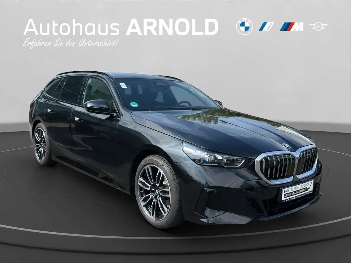 Gebraucht BMW 520 M Sport 197 PS (144 kW) 2026 Saphirschwarz Kombi