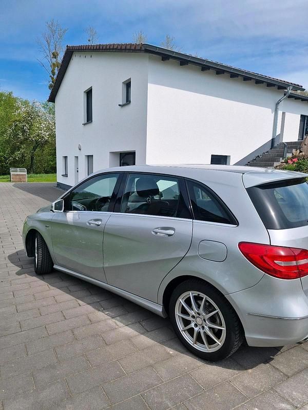 Gebraucht Mercedes B180 122 PS (89 kW) 2012 Silber Van / Kleinbus