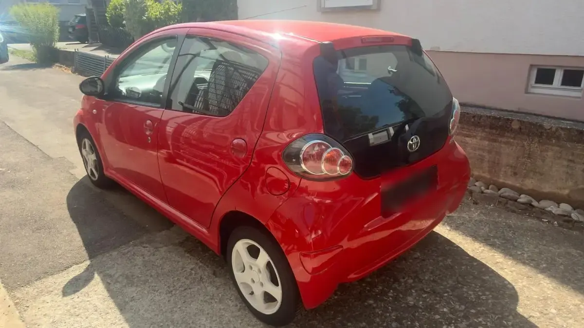 Gebraucht Toyota Aygo 69 PS (50 kW) 2012 Rot Kleinwagen