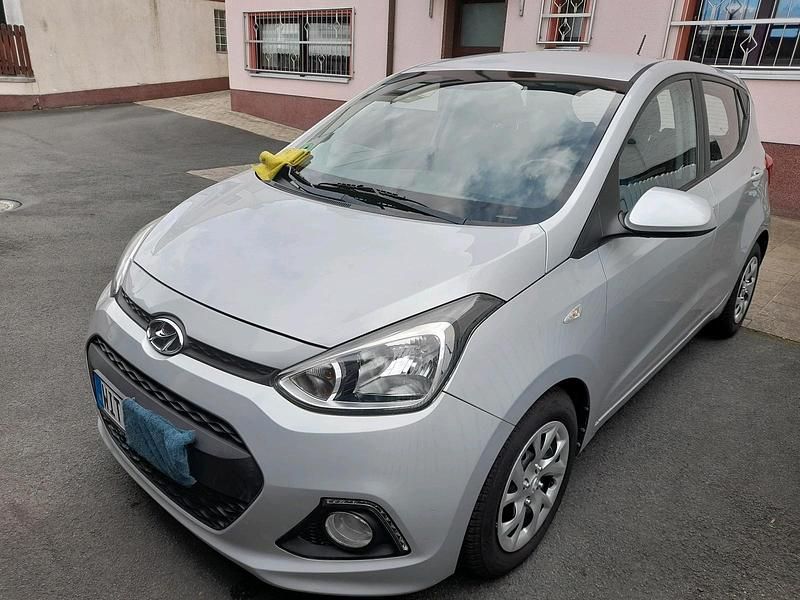 Silber Gebraucht 2016 Hyundai i10 Kleinwagen | 6.290 € (Guter Preis) - Bild 1/4