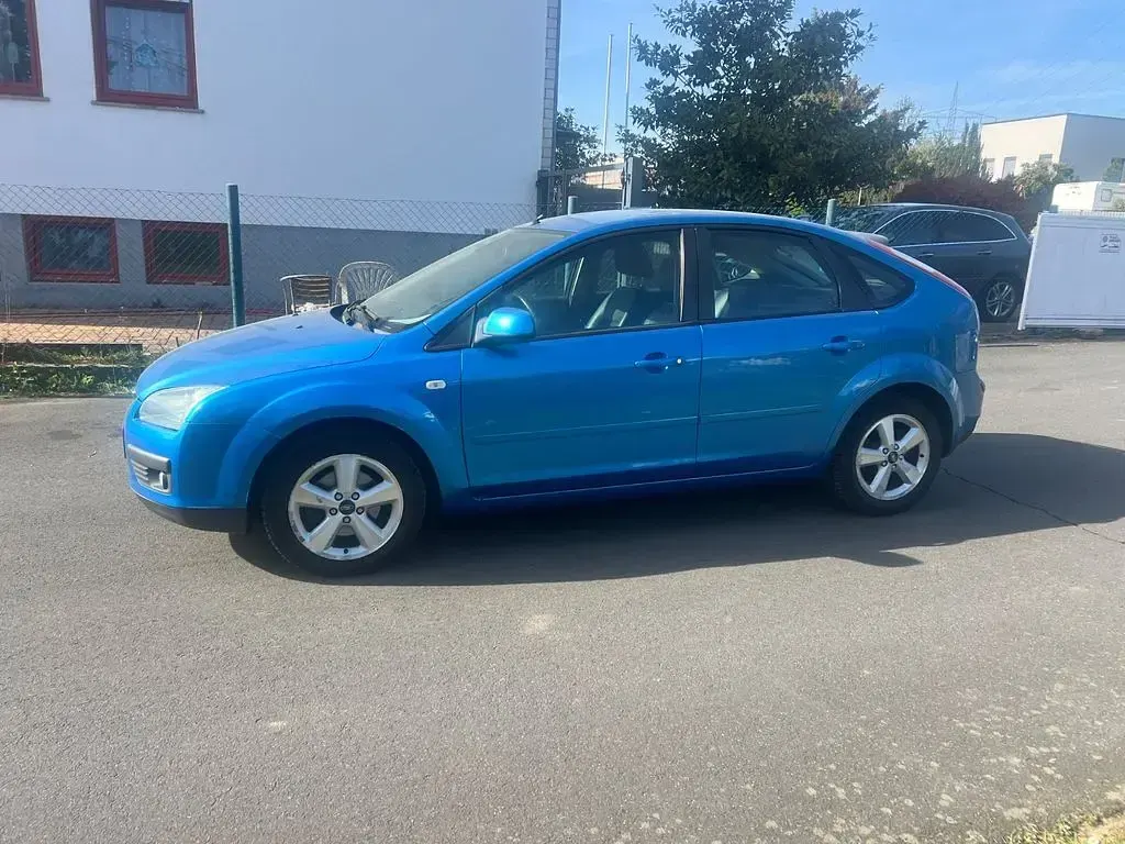 Używany Ford Focus Titanium 116 KM (85 kW) 2005 Niebieski Sedan/Limuzyna