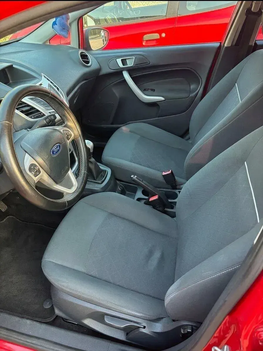 Gebraucht Ford Fiesta Trend 82 PS (60 kW) 2012 Rot Limousine