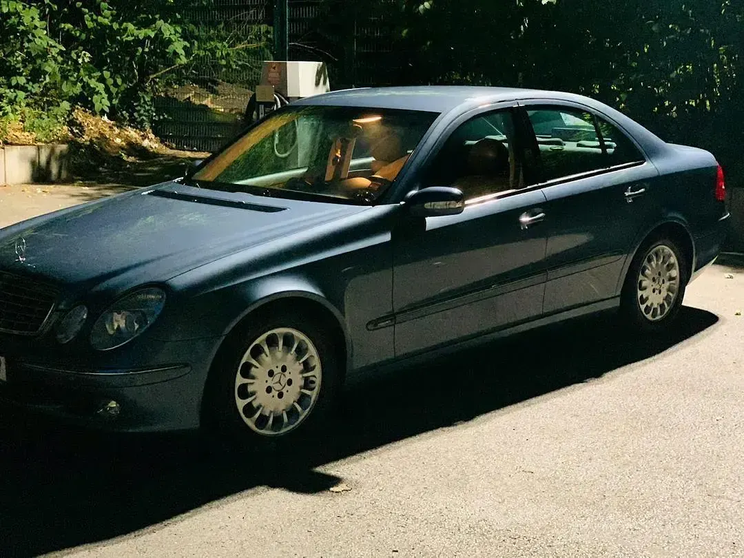 Gebraucht Mercedes E280 Elegance 177 PS (130 kW) 2004 Andere farben Limousine
