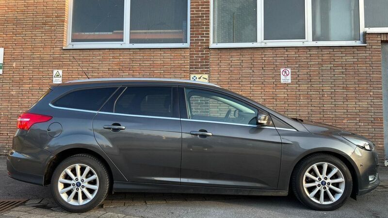 Gebraucht Ford Focus Titanium 125 PS (91 kW) 2016 Grau Kombi