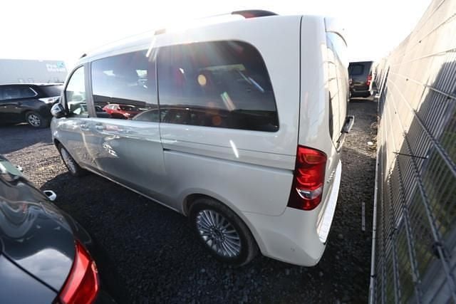 Gebraucht Mercedes V220 163 PS (119 kW) 2021 Kieselgrau kieselgrau Van / Kleinbus