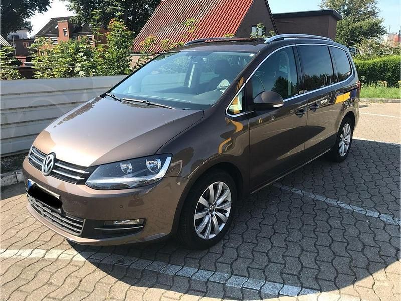 Braun Gebraucht 2011 VW Sharan Highline Van / Kleinbus | 16.000 € - Bild 1/4