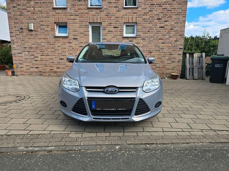 Grau Gebraucht 2014 Ford Focus Limousine | 5.500 € (Guter Preis) - Bild 1/4