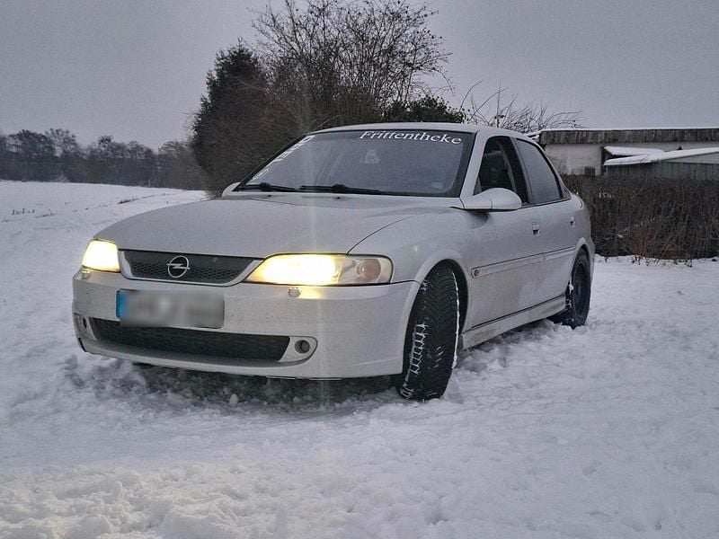 Grau Gebraucht 2002 Opel Vectra Limousine | 1.500 € (Fairer Preis) - Bild 1/4