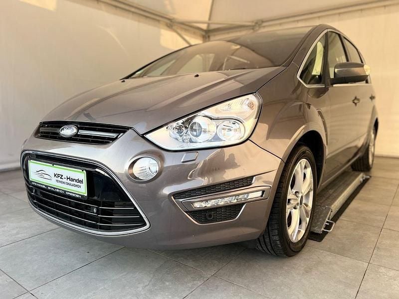 Gebraucht Ford S-MAX Titanium 140 PS (102 kW) 2012 Braun Van / Kleinbus