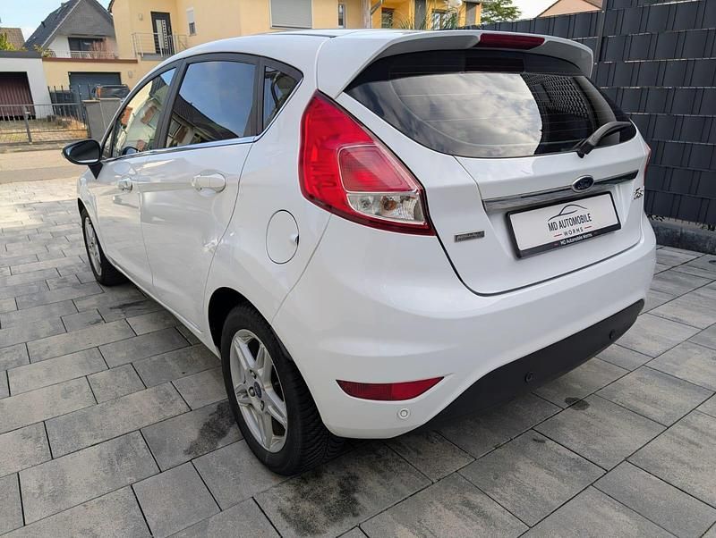 Gebraucht Ford Fiesta Titanium 101 PS (74 kW) 2013 Weiß Kleinwagen