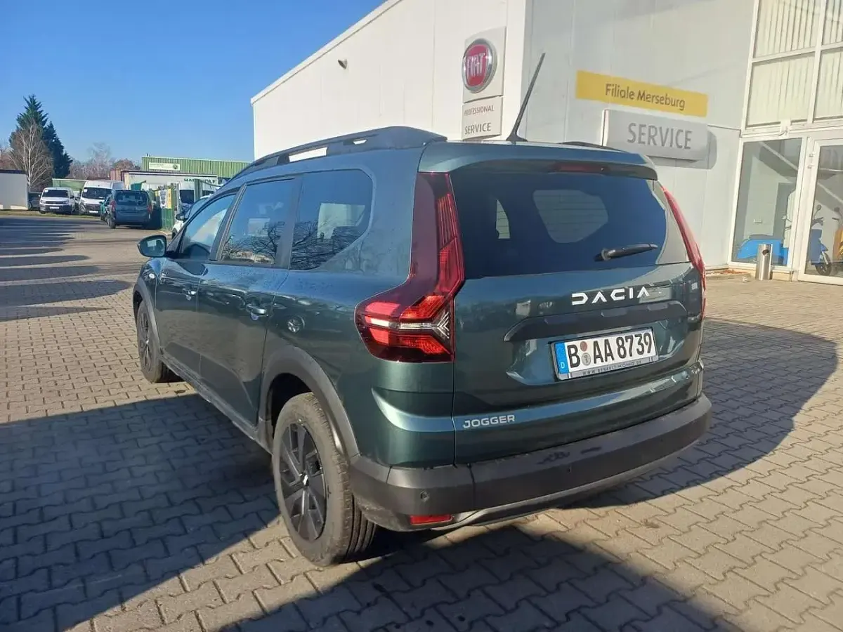 Gebraucht Dacia Jogger Expression 110 PS (80 kW) 2025 Zedergrün Van / Kleinbus