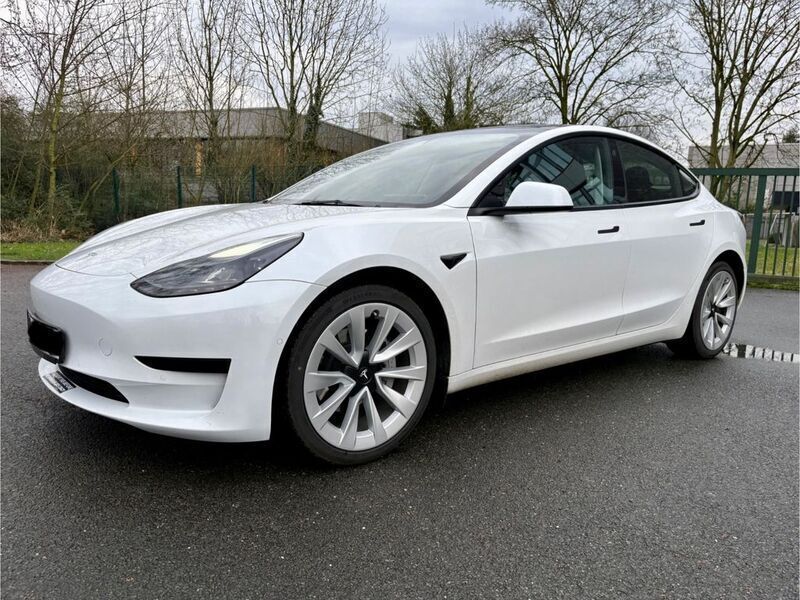 Weiß Gebraucht 2022 Tesla Model 3 Standard Range Plus Limousine | 26.800 € (Fairer Preis) - Bild 1/4