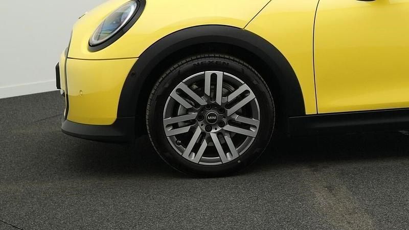 Second-hand Mini Cooper Classic 156 CP (114 kW) 2024 Galben Hatchback