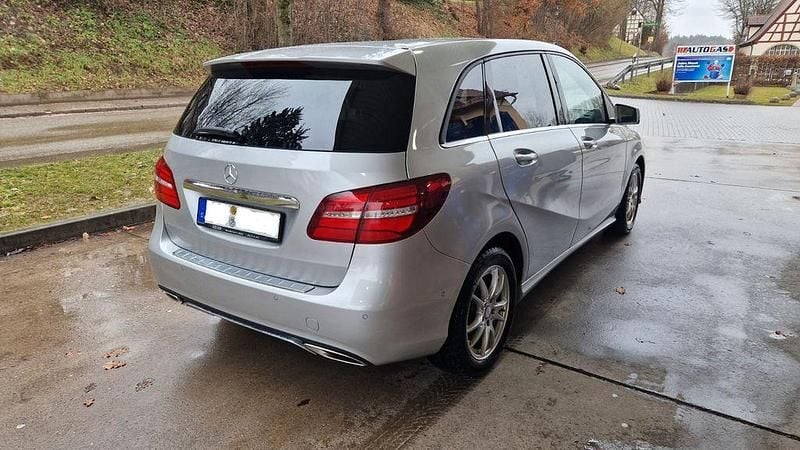 Gebraucht Mercedes B200 156 PS (114 kW) 2016 Silber Van / Kleinbus