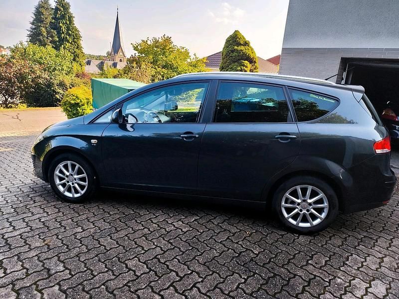 Grau Gebraucht 2011 Seat Altea XL Style Van / Kleinbus | 3.400 € (Fairer Preis) - Bild 1/4