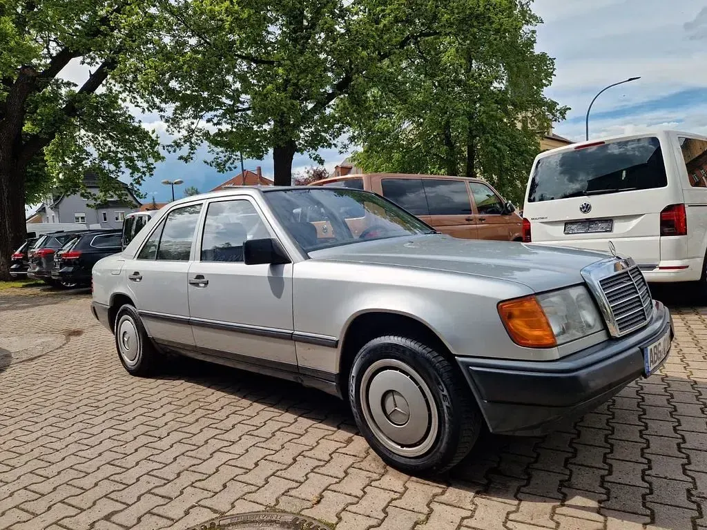 Usata Mercedes E250 90 CV (66 kW) 1986 Grigio Berlina