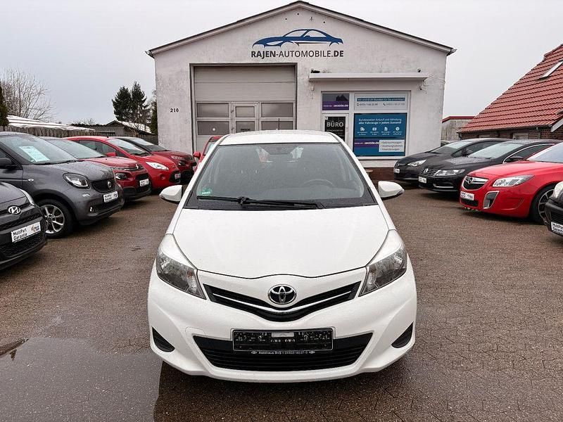 Gebraucht Toyota Yaris Life 99 PS (72 kW) 2012 Weiß Kleinwagen