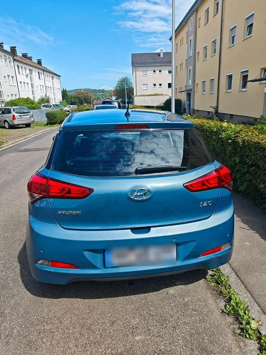 Gebraucht Hyundai i20 Style 75 PS (55 kW) 2015 Blau Kleinwagen