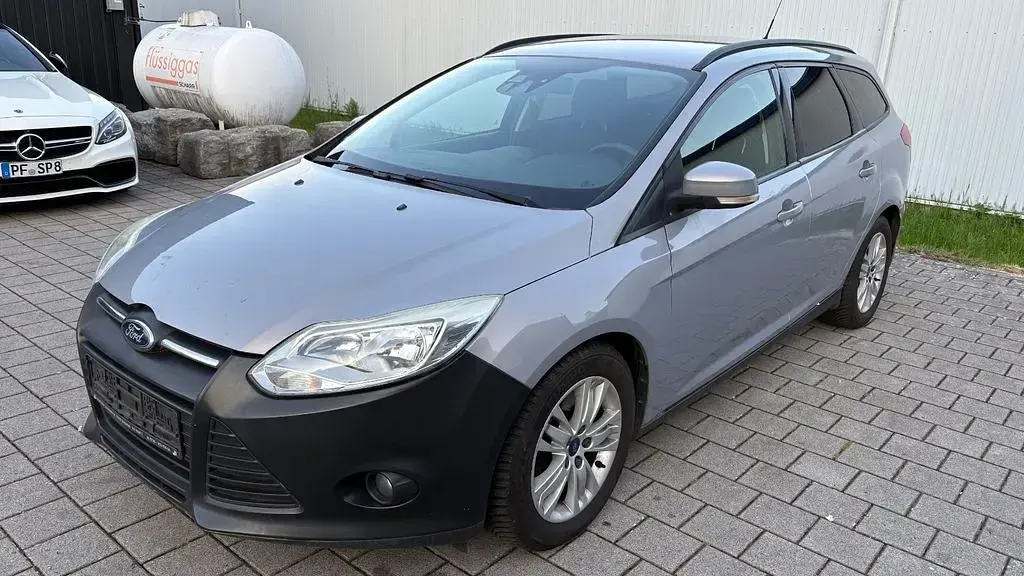Usado Ford Focus Trend 95 CV (69 kW) 2012 Plateado Berlina