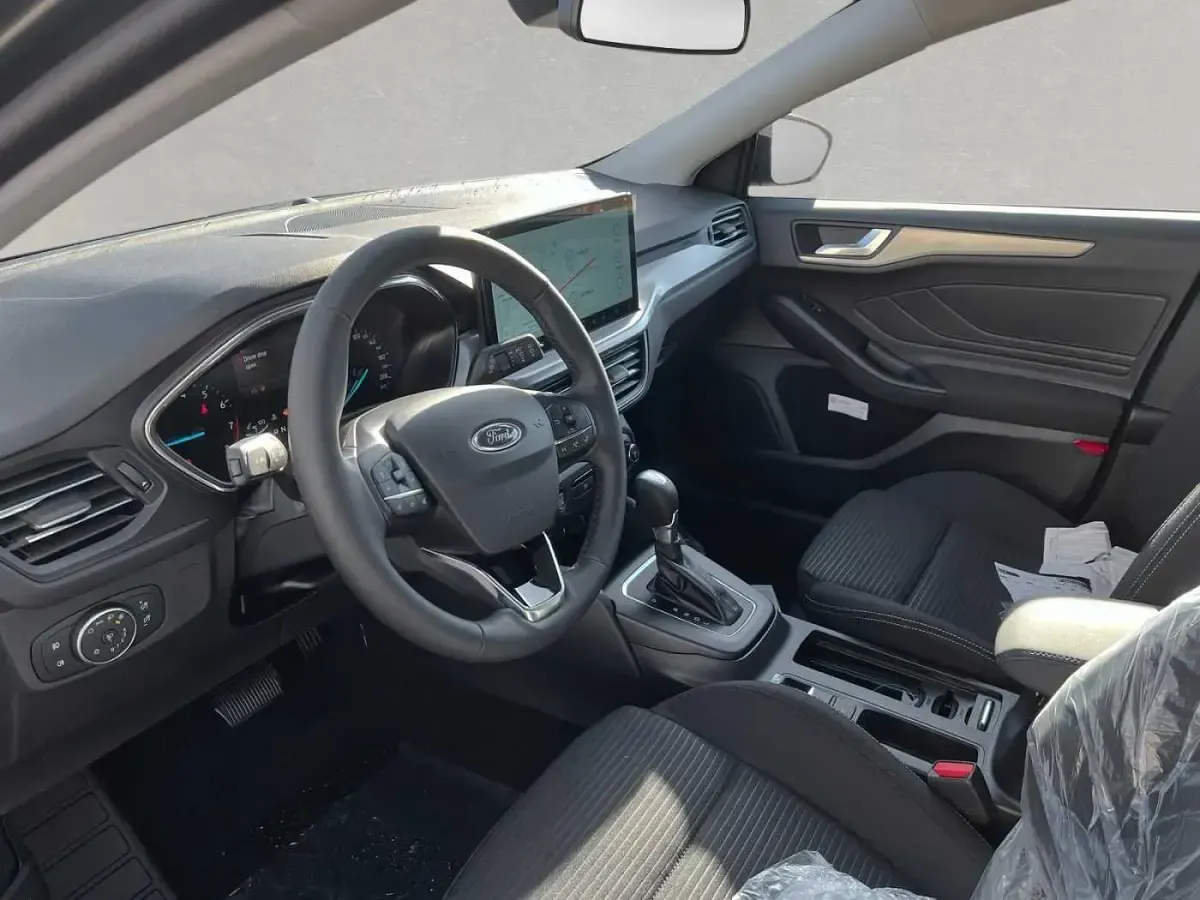 Gebraucht Ford Focus Titanium 155 PS (114 kW) 2025 Grau Kombi
