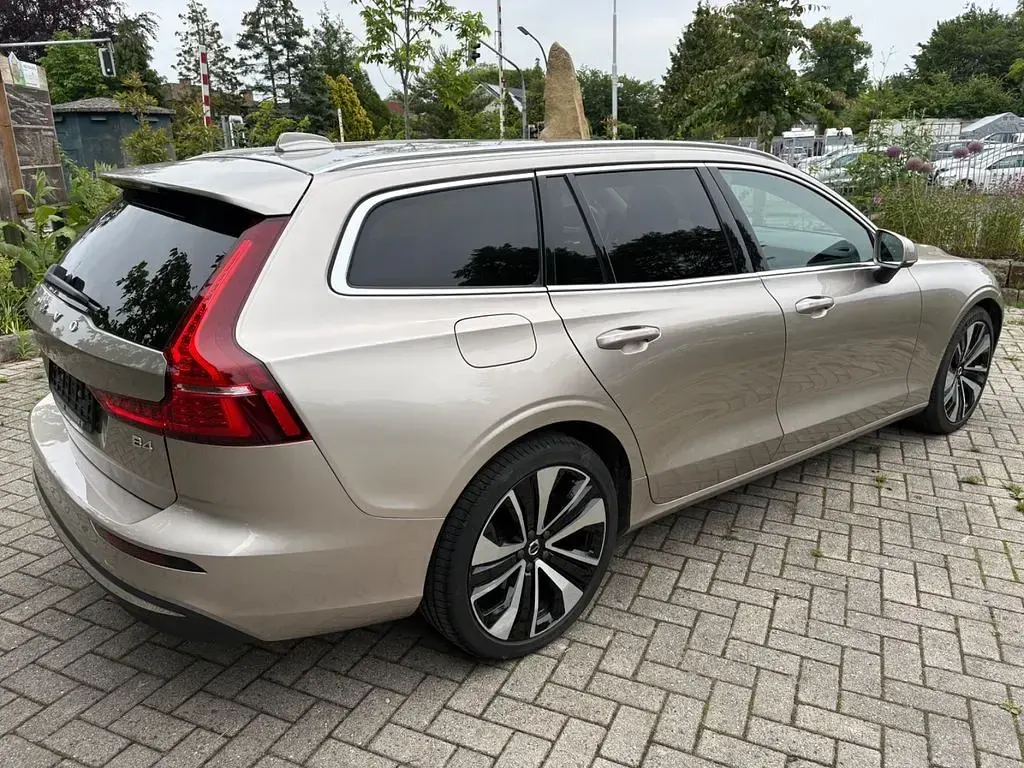 Gebraucht Volvo V60 Plus 197 PS (144 kW) 2022 Grau Kombi
