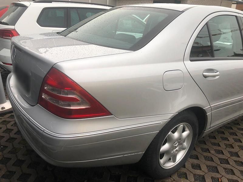 Second-hand Mercedes E200 129 CP (94 kW) 2002 Argintiu Berlinǎ