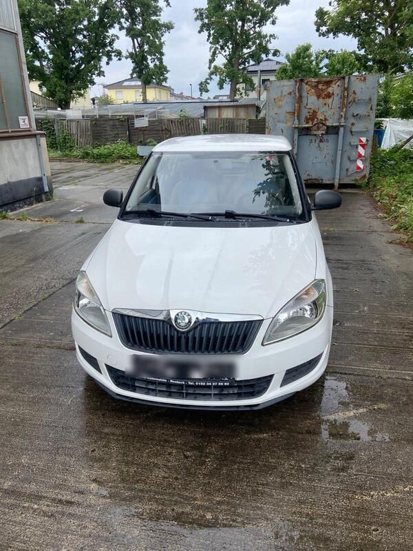 Weiß Gebraucht 2010 Skoda Fabia Limousine | 3.500 € (Guter Preis) - Bild 1/4
