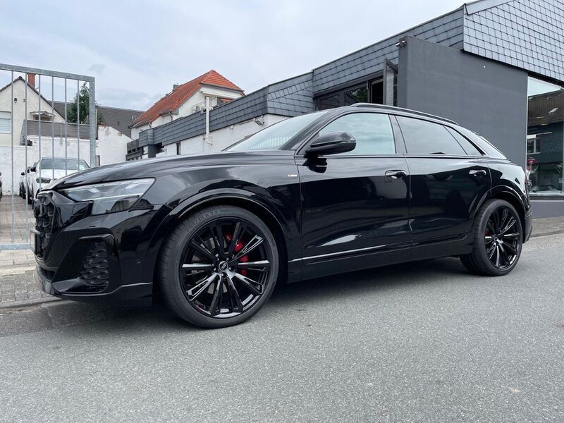 Mythosschwarz metallic Neu 2025 Audi Q8 S-Line SUV | 94.990 € - Bild 1/4