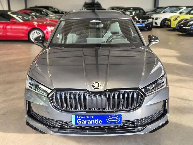 Neu Skoda Superb SportLine 193 PS (141 kW) 2025 Graphite grey Kombi