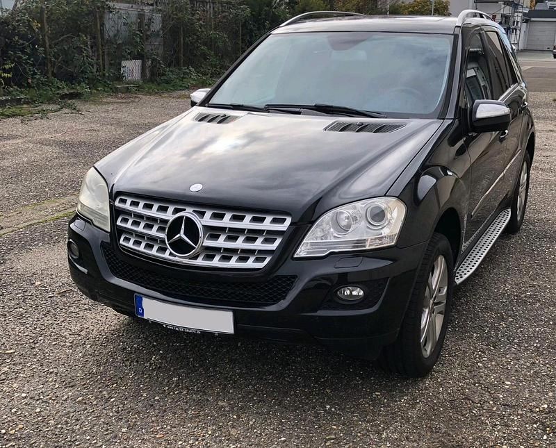 Schwarz Gebraucht 2009 Mercedes ML350 SUV | 10.950 € (Fairer Preis) - Bild 1/4