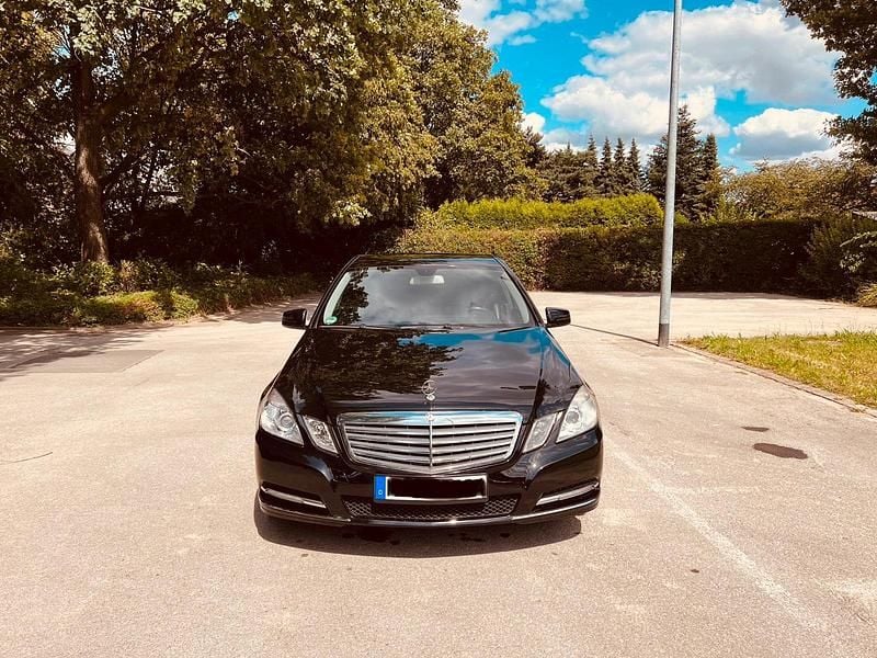 Gebraucht Mercedes E200 135 PS (99 kW) 2011 Schwarz Limousine