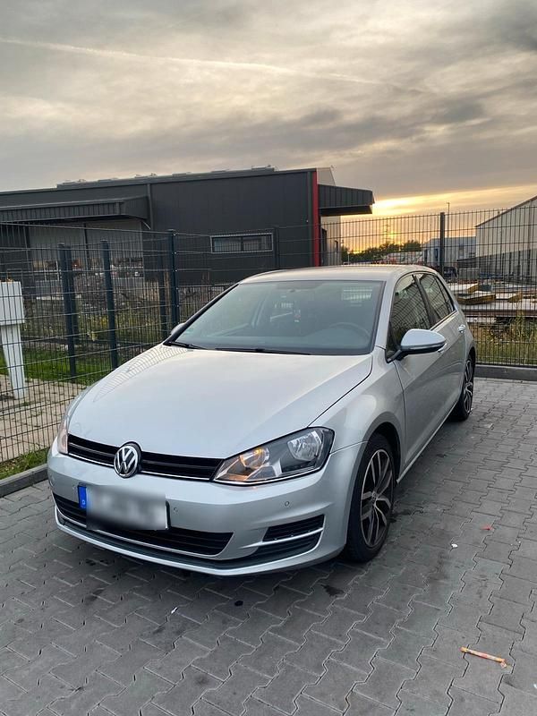 Silber Gebraucht 2015 VW Golf VII Kleinwagen | 7.200 € (Superpreis) - Bild 1/4